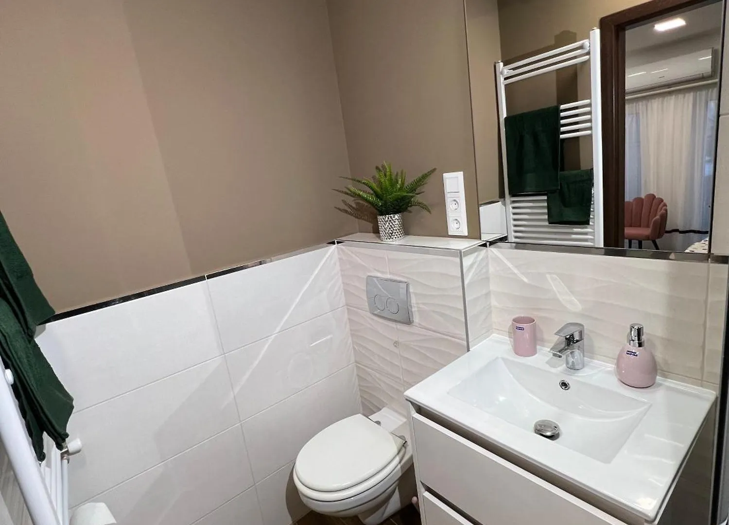True Gem At The Airport Apartment Budapest